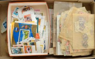 Vegyes magyar tétel lapos dobozban, benne bélyegek pergamen zacskókban a krajcárosoktól, modern post...