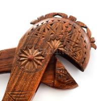 Antik faragott diótörő, Erdély, cca 20. sz. eleje, h: 21 cm