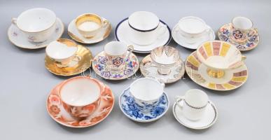 12 darab porcelán csésze alátéttel, közte érdekes darabokkal, jelzett, kis kopással, klf méretben, közte Meissen, hagymamintás, stb.