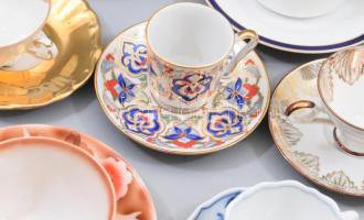 12 darab porcelán csésze alátéttel, közte érdekes darabokkal, jelzett, kis kopással, klf méretben, k...