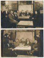 2 db RÉGI fotós képeslap: asztaltársaság katonákkal / 2 pre-1945 photo postcards: company with soldiers