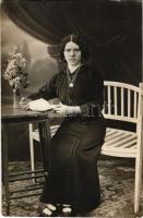 Arad, olvasó hölgy. Fotó Kossakné és Schwarz / lady reading. photo (EK)