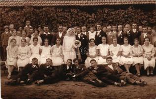 Medgyesegyháza, esküvői csoportkép jegyespárral és vendégekkel. Lakata Pál fényképész felvétele. photo (vágott / cut)