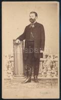 cca 1870 Előkelő úr egészalakos portréja, vizitkártya Szentkuty István gyógyszerész és fényképész pesti műterméből, 10,5x6 cm