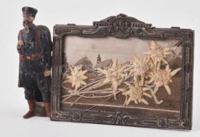 I. világháborús orosz katona figurás képkeret havasi gyopárral. Festett fém. Kopott, üveg törött 18x12 cm