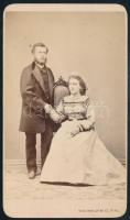 cca 1870 Elegáns fiatal pár portréja, vizitkártya Weinwurm és Fiai pesti műterméből, 10x6 cm