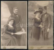 1909 Kiskunfélegyháza, kitüntetett katonatiszt és felesége, 2 db kabinetfotó Gárdi Imre fényképész műterméből, az egyik hátoldalán autográf sorokkal, vágott/sérült karton, 20x11 cm körül
