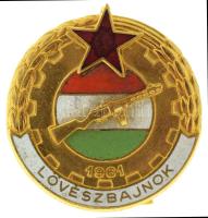 1961. "Lövészbajnok" aranyozott és zománcozott fém jelvény (36mm) T:AU