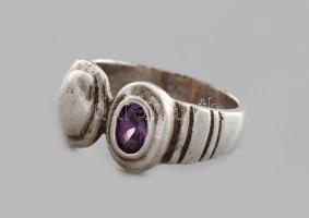 Ezüst (Ag) gyűrű ametiszt berakással, m: 57, jelzett, bruttó 4,5g