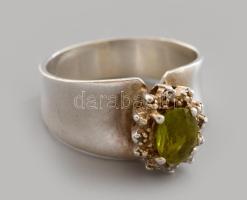 Ezüst (Ag) gyűrű zöld kő berakással, m: 63, jelzett, bruttó 7g