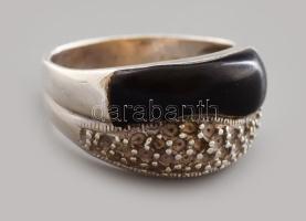 Ezüst (Ag) gyűrű ónix berakással, m: 60, jelzett, bruttó 6,2g