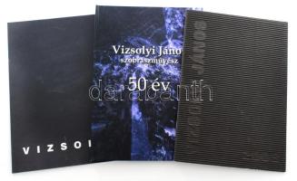 Vizsolyi János szobrászművész 3 db dedikált katalógusa: Zemlényi Györgyi (szerk.): Vizsolyi János szobrászművész. 50 év. Bp., 2009, KM-Pharmamédia, 96 p. Kiadói kartonált papírkötés. + Vizsolyi János. H.n., 1995, magánkiadás. Kiadói papírkötés. + Vizsolyi János. H.n., 2003, magánkiadás. Kiadói tűzött papírkötés. Mindhárom a művész által dedikált példány.