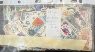 250 gramm magyar és külföldi szűkre vágott áztatni való bélyeg tasakban ömlesztve + kb. 417 db áztat...