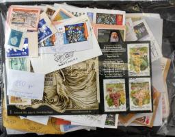 250 gramm magyar és külföldi szűkre vágott áztatni való bélyeg tasakban ömlesztve 2 db használatlan régi cserefüzet