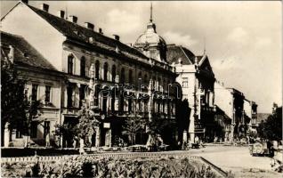 1958 Nagykanizsa, Deák tér, üzletek, automobil. Képzőművészeti Alap