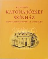 ifj. Gyergyádesz László - Tóth Kata - Cseke Péter: Kecskeméti Katona József Színház. Katona József Theatre of Kecskemét. Szerk.: Lovas Dániel. Az egyik szerző, Cseke Péter (1953- ) Kossuth- és Jászai Mari-díjas színész, rendező, a kecskeméti Katona József Színház igazgatója (2008- ) által Jálics Kinga (1943-2019) kulturális újságíró, szerkesztő részére DEDIKÁLT példány! A Kecskeméti Főtér Történelmi Épületei. Historical Buildings of The Kecskemét Main Square. Magyar Múzsa Könyvek. [Bp.], 2018, Gong Rádió, 111+1 p. Rendkívül gazdag képanyaggal illusztrált. Magyar és angol nyelven. Kiadói papírkötés.
