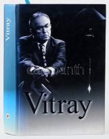 Vitray Tamás: Vitray. Összegzés. A szerző, Vitray Tamás (1932-) Kossuth-díjas újságíró, főszerkesztő által Jálics Kinga (1943-2019) kulturális újságíró, szerkesztő részére DEDIKÁLT példány. [Bp.], 2000,Hungalibri. Kiadói kartonált papírkötés, jó állapotban.
