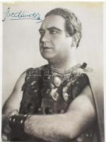 Svéd Sándor (1906-1979) világhírű operaénekes aláírása egy őt ábrázoló fotón, 22,5x17 cm