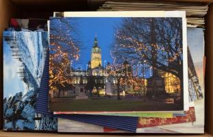 Kb. 1000 db MODERN üdvözlőlap dobozban, ünnepek, művészet, természet stb. / Cca. 1000 modern greeting postcards in a box: feast, art, nature etc.