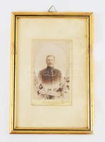 cca 1880 Katona vizitkártya fotója, szolgalati idei emlékezésre vonatkozó felirattal 7x11 cm Üvegezett keretben
