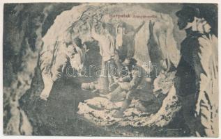 1934 Borpatak, Valea Borcutului; Aranytermelés a Pokol bányában, bányászok munka közben, aranybánya / gold mine interior with miners working (tűnyomok / pinmarks)