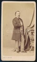 cca 1870 Stéger Xavér Ferenc (1824-1911) operaénekes (tenor) egészalakos portréja, vizitkártya Canzi és Heller pesti műterméből, kis foltokkal, 10,5x6 cm