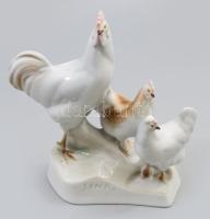 Zsolnay Baromfiudvar. Terv.: Sinkó András. Jelzett, kézzel festett, hibátlan, m: 18,5 cm