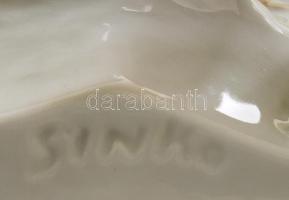 Zsolnay Baromfiudvar. Terv.: Sinkó András. Jelzett, kézzel festett, hibátlan, m: 18,5 cm