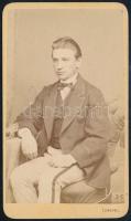 cca 1870 Elegáns fiatalember portréja, vizitkártya Lengyel Samu (Kassa és Balatonfüred) műterméből, 10x6 cm