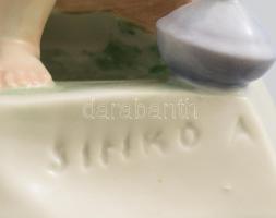 Zsolnay olvasó, képeskönyvet nézegető gyermek, cicával.. Terv.: Sinkó András. Jelzett, kézzel festet...