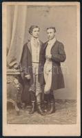 cca 1865 Két elegáns fiatal férfi portréja, vizitkártya, jelzés nélkül, 10,5x6 cm