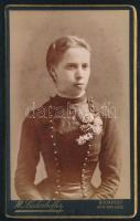 cca 1880 Elegáns fiatal lány virágokkal díszített ruhában, vizitkártya Liederhoffer Vilmos budapesti műterméből, 10,5x6,5 cm