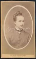 cca 1875 Elegáns fiatal hölgy portréja, porcelánkép utánzatú vizitkártya Liederhoffer Vilmos budapesti műterméből, szélein vágott, 10x6 cm
