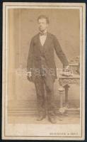 1875 Bőrkesztyűt viselő elegáns úr portréja, vizitkártya Weinwurm és Fia budapesti műterméből, a hátoldalon datálva, kissé foltos, 10,5x6 cm