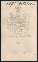 1875 Bőrkesztyűt viselő elegáns úr portréja, vizitkártya Weinwurm és Fia budapesti műterméből, a hát...