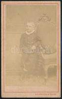 cca 1875-1880 Elegáns öltözetű kisfiú sétapálcával és kalappal, vizitkártya Weinwurm és Fiai budapesti műterméből, kissé koszos, 10,5x6,5 cm