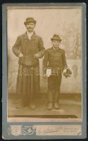 cca 1910 Férfi és fiatal fiú portréja, vizitkártya Buchsbaum Gyula (Debrecen és Szolnok) műterméből, dekoratív verzóval, kissé viseltes, foltos, 11x6,5 cm (Ritka műterem!)