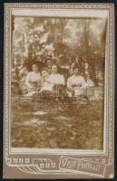 cca 1910-1920 Társaság a szabadban, vizitkártya, jelzés nélkül, szecessziós verzóval, 11x7 cm