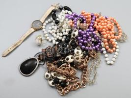 Egy nagy zacskó vegyes bizsu ékszer, hozzá egy működő óra, kis szobor.