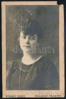 1922 Záhony Irén, Záhony Jenő m. kir. állami vasgyári művezető lányának portréja (egyben MÁV igazolvány), vizitkártya Rásky Imre (Diósgyőr-Vasgyár) műterméből, kis sarokhiánnyal, alja vágott, 10x6,5 cm