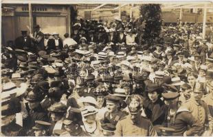 1916 Magyar katona, beazonosítva, hadifogoly csere keretében Németországba Lassnitz tengeri fürdőbe érkezéskor a fogadó tömeg, fotólap /      1916 Hungarian soldier, identified, arriving in Germany as part of a prisoner of war exchange at the Lassnitz sea bath, welcoming crowd, photo album