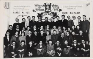 ca 1950 Rákosi Mátyást dicsőítő háttér előtti osztálykép fotólap
