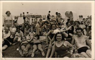Siófok, strandolók, fürdőzők a Balaton partján. Foto Nagy photo (ragasztónyom / glue mark)