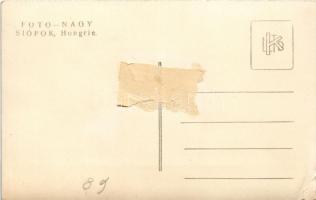 Siófok, strandolók, fürdőzők a Balaton partján. Foto Nagy photo (ragasztónyom / glue mark)