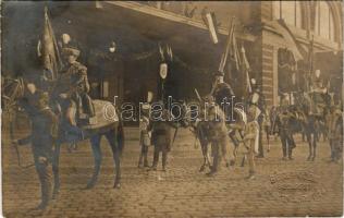 1906 Budapest VII. Keleti pályaudvar, Rákóczi és bujdosók hamvainak hazahozatala, főhivatalnokok felvonulása díszmagyar öltözetben. Békei Ödön photo (EB)