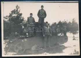 1943 Magyar katonák kilőtt szovjet T-26 harckocsi (tank) maradványaival, "Emlékül egy kiszenvedett szörny, melyről szemlére kerül az ujabb áldozat [...]", a hátoldalon feliratozott fotó, 6x8,5 cm