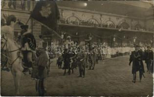 1906 Budapest VII. Keleti pályaudvar, Rákóczi és bujdosók hamvainak hazahozatala, főhivatalnokok felvonulása díszmagyar öltözetben. Békei Ödön photo (EB)