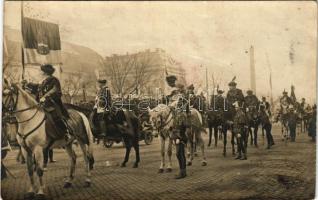 Budapest VII. Keleti pályaudvar, Rákóczi és bujdosók hamvainak hazahozatala, főhivatalnokok felvonulása díszmagyar öltözetben, automobil. Békei Ödön photo (gyűrődések / creases)