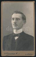 cca 1910 Elegáns szemüveges férfi portréja, vizitkártya Szmrecsányi Miklós nagykőrösi műterméből, 10,5x6,5 cm