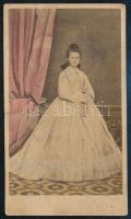 cca 1865 Hölgy egészalakos portréja, utólagos színezéssel, vizitkártya Prihoda és Christ Anna pesti (Vas utca 1.) műterméből, kissé foltos, 10,5x6 cm